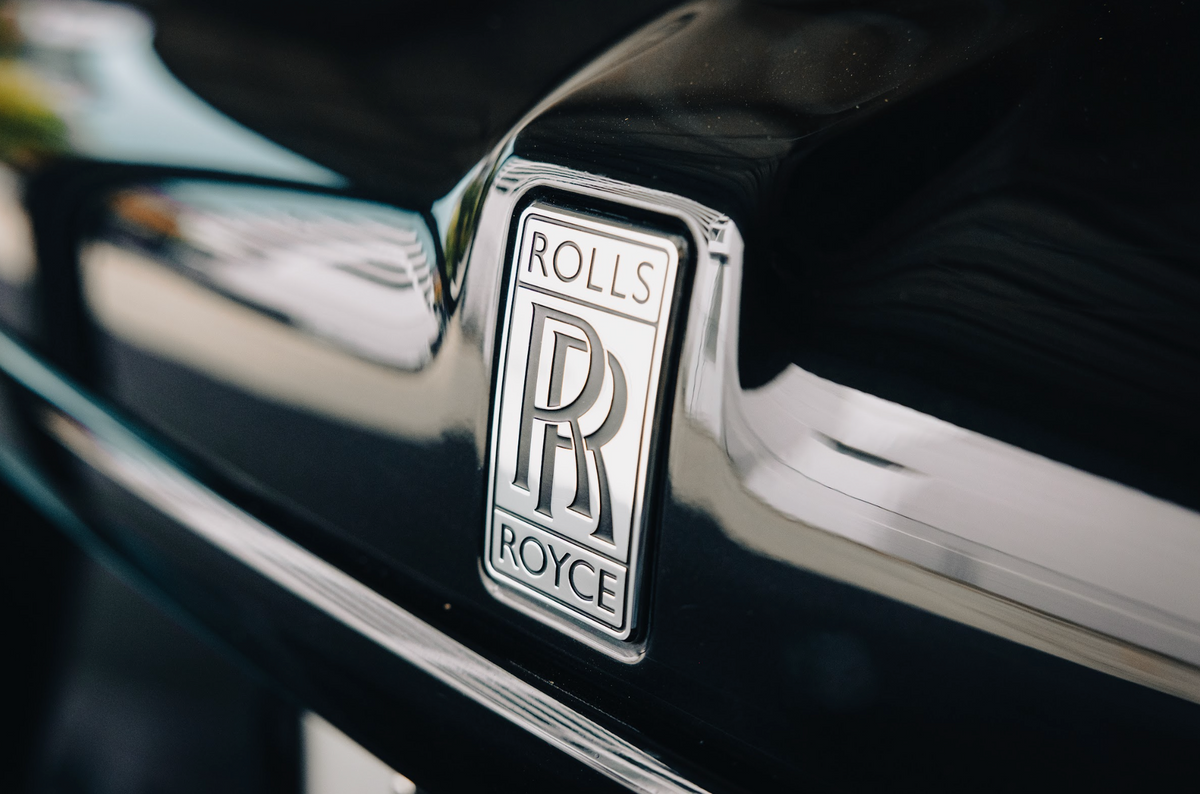Rolls-Royce Cullinan (Black with Orange)