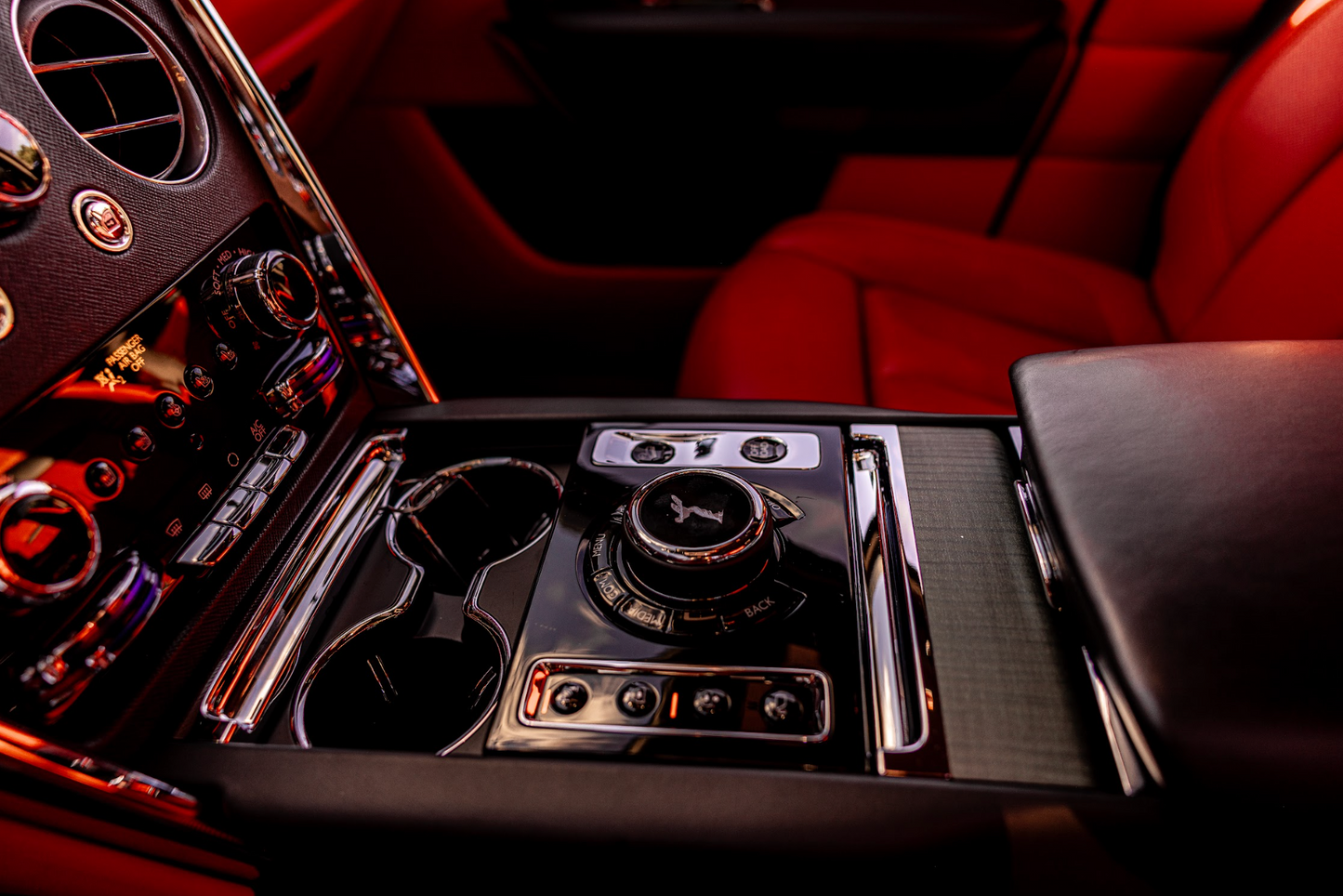 Rolls-Royce Cullinan (Black with Red)