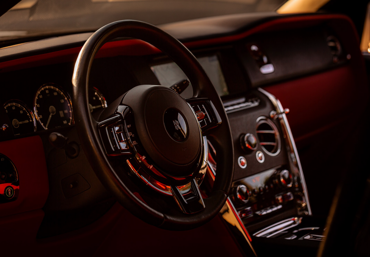 Rolls-Royce Cullinan (Black with Red)