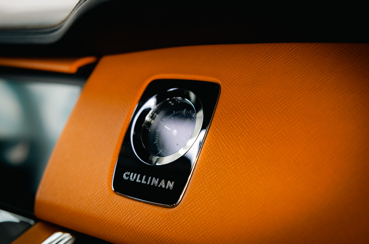 Rolls-Royce Cullinan (Black with Orange)